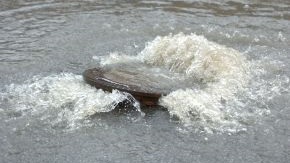 Überschwemmung nach Starkregen (Quelle: M. Staudt / grafikfoto.de) Überschwemmung nach Starkregen