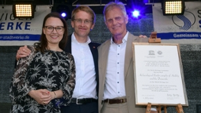 Von links: Staatsministerin Michelle Münterfering, Ministerpräsident Daniel Günther und Botschafter Friis Arne Petersen (Quelle: ALSH) Von links: Staatsministerin Michelle Münterfering, Ministerpräsident Daniel Günther und Botschafter Friis Arne Petersen