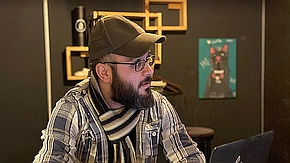 Mann mit Vollbart, Brille, Basecap, im Profil, vor Laptop sitzend (Quelle: Privat) Mann mit Vollbart, Brille, Basecap, im Profil, vor Laptop sitzend