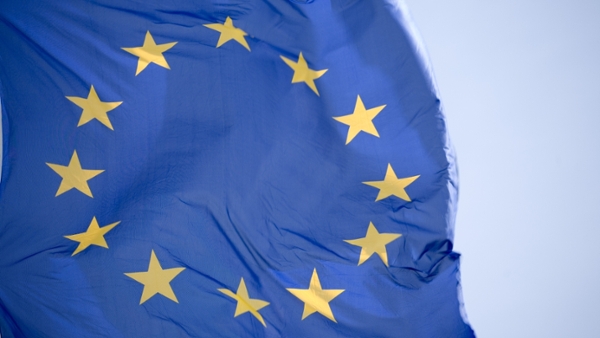 Teile der Europafahne mit Sternen (Quelle: W. Diederich / grafikfoto.de) Teile der Europafahne mit Sternen