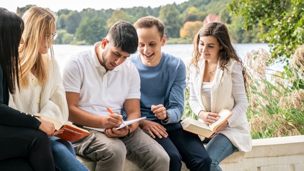 Eine Gruppe junger Menschen arbeitet gemeinsam. (Quelle: Staatskanzlei) Eine Gruppe junger Menschen arbeitet gemeinsam.