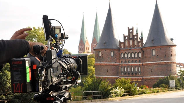 Dreharbeiten am Lübecker Holstentor für die Krimiserie "Morden im Norden" (Quelle: Kai Labrenz, Schleswig) Dreharbeiten am Lübecker Holstentor für die Krimiserie "Morden im Norden"