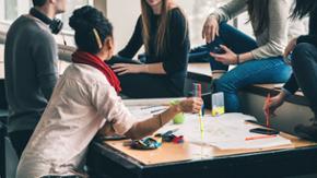 Frauen und Männer beim Brainstorming bei der Arbeit (Quelle: Stock Snap / pixabay.com) Frauen und Männer beim Brainstorming bei der Arbeit