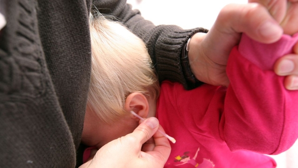 Erwachsener mit Kleinkindern. (Quelle: R.Seeberg / grafikfoto.de) Erwachsener mit Kleinkindern.