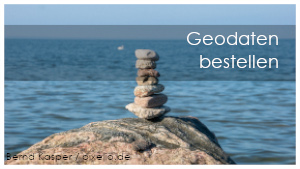 Aufgeschichtete Steine am Meer mit Schriftzug "Geodaten bestellen"